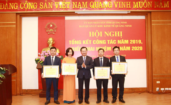 Đồng chí Cao Tường Huy, Phó Chủ tịch UBND tỉnh, trao bằng khen của UBND tỉnh cho các tập thể, cá nhân có thành tích xuất sắc.